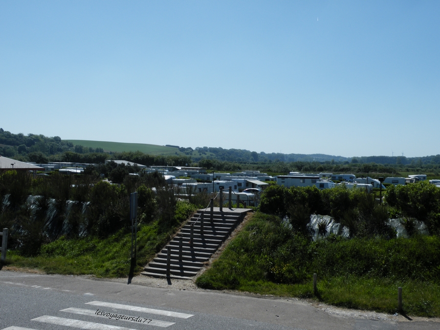 un acces a la mer depuis le camping