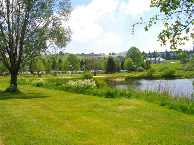 camping vu du lac.JPG