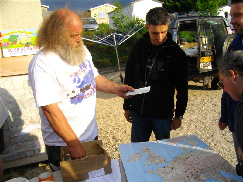 distribution des cadeaux.JPG