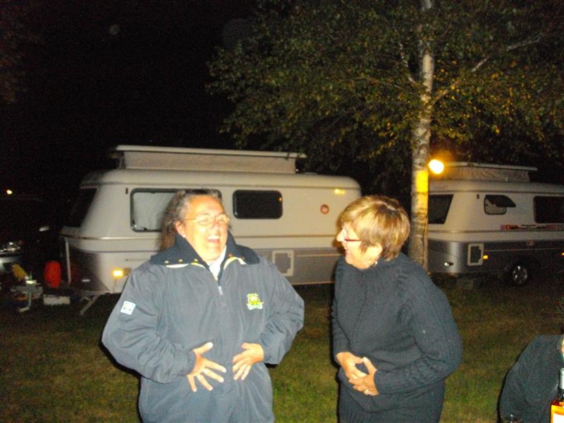 Agnès fait pipi c'est mouillé à terre.JPG