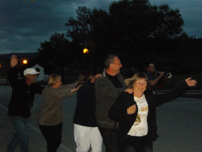 à la queue leuleu en chantant.JPG