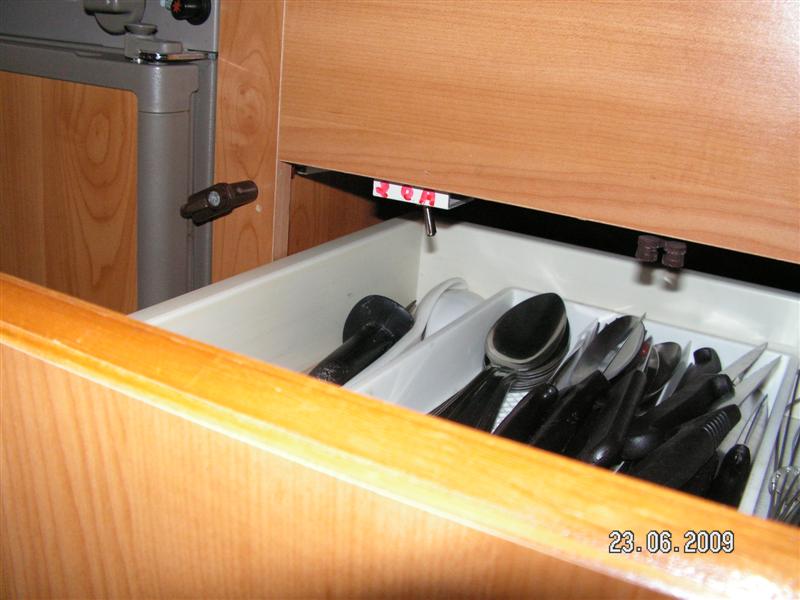 L'épaisseur du meuble ne me permettait pas d'y installer l'inter, au travers, j'ai donc choisi de le placer dans le compartiment du tiroir.