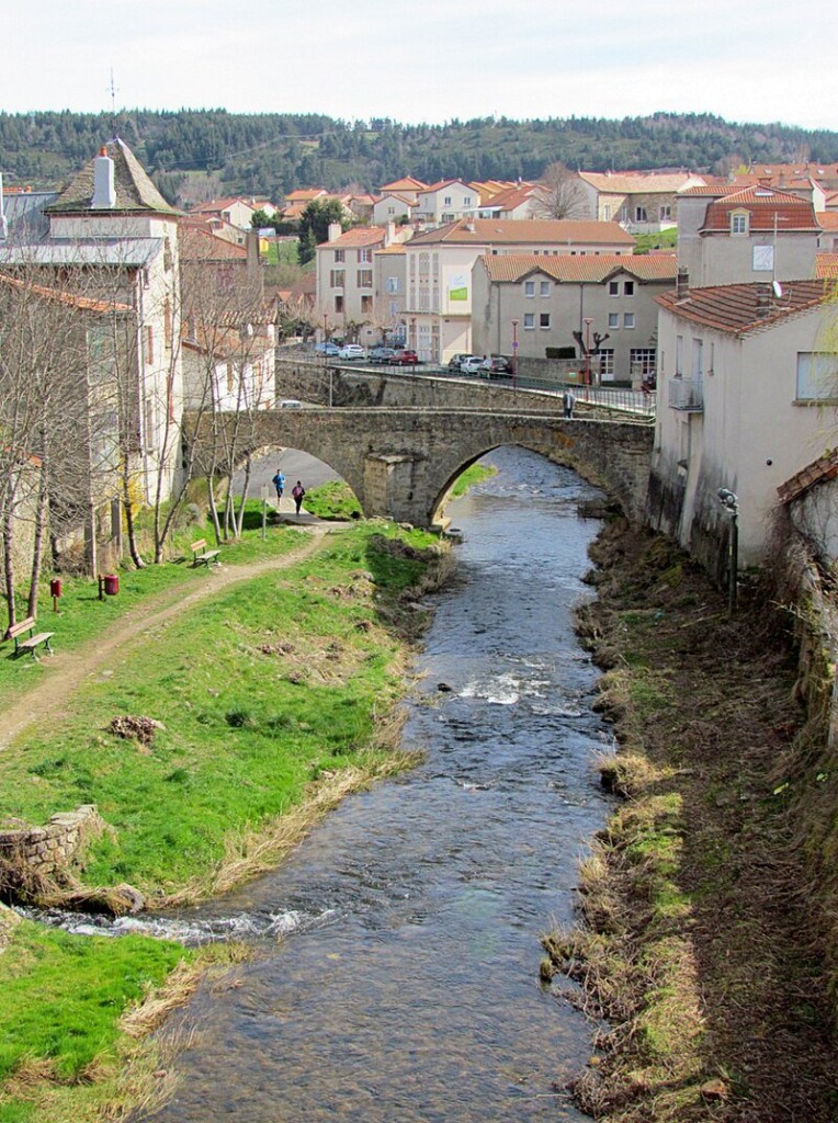 Pont_vieux_sur_le_Langouyrou_-_Une_vue_sur_Langogne.jpg