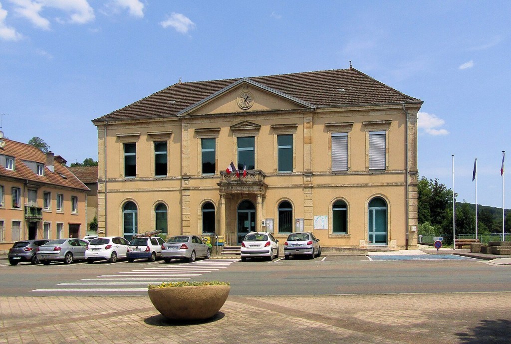 L'Isle-sur-le-Doubs,_Maison_commune.jpg