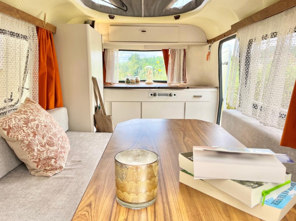 En enlevant de vieux autocollants sur les portes, le revêtement "bois" est venu avec, j'ai donc décidé de repeindre.