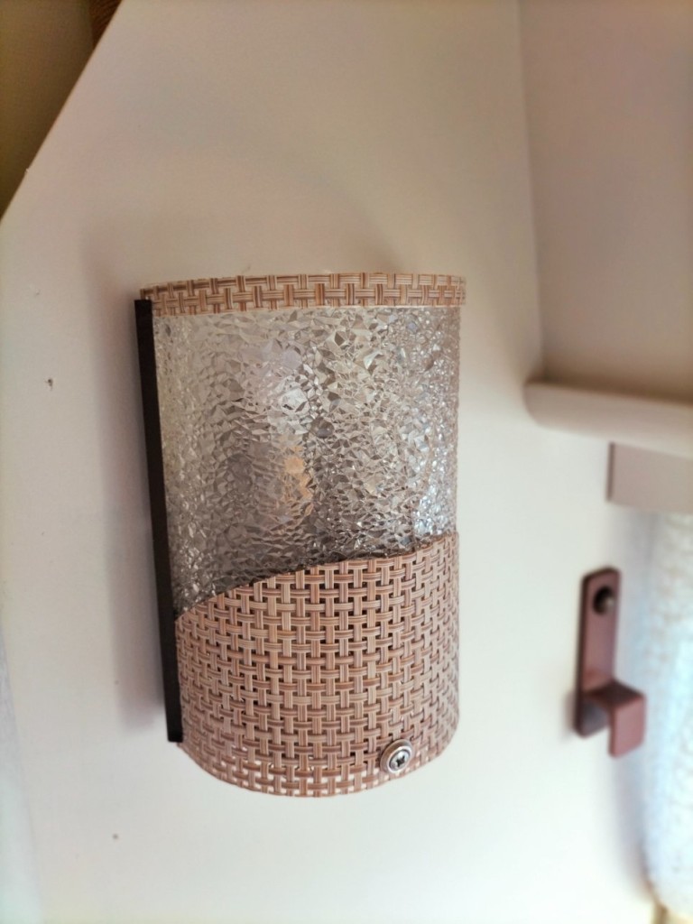 Les luminaires étaient en miettes, mais avec beaucoup de colle et un vieux set de table, j'ai réussi à cacher la misère