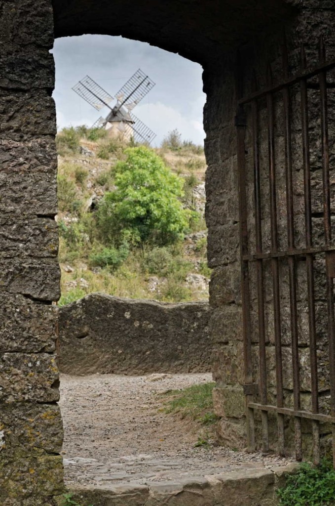 La Couvertoirade  Porte et moulin.jpg