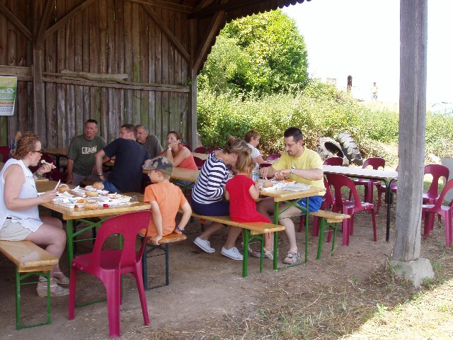 L'abri grange pour le bar et la restauration (propre et fraîche!).jpg
