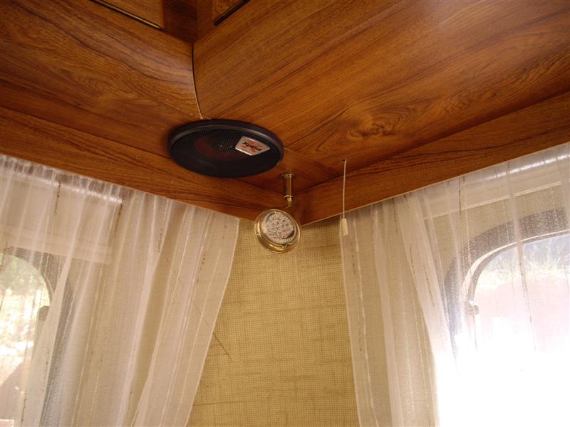 spot fixe côté dinette.