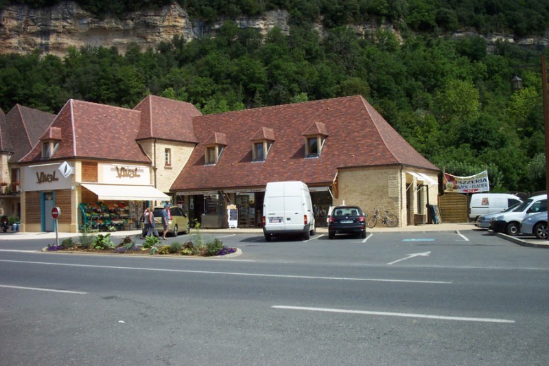 Magasins face au Camping