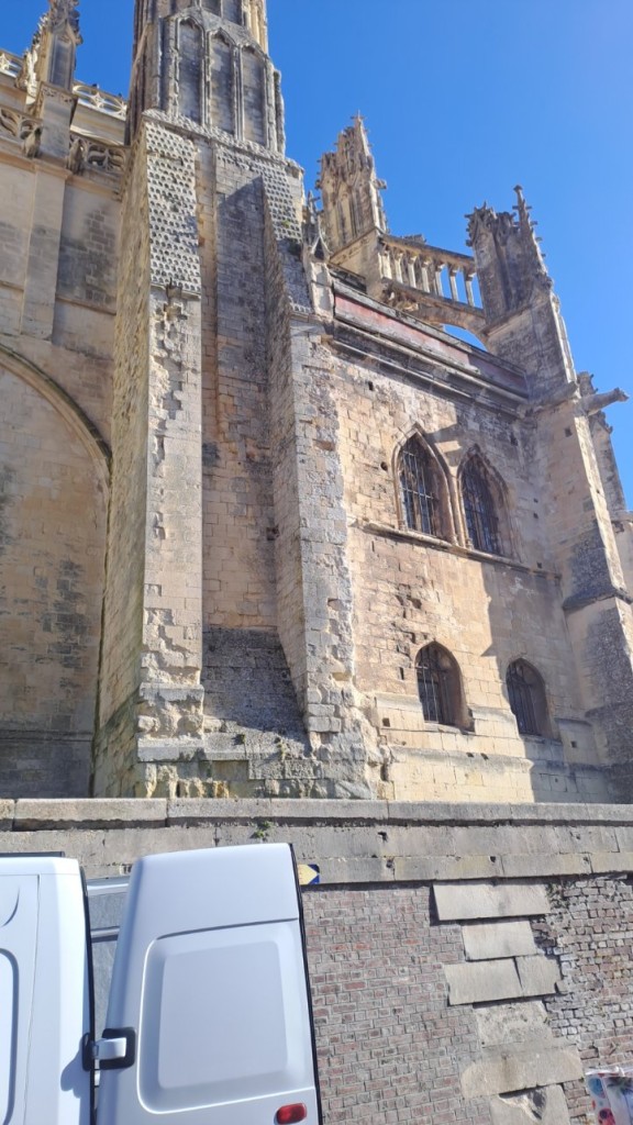 Le comté d’Eu, au fil des siècles, fut la propriété de prestigieuses familles. L’actuel château d’Eu fut bâti au XVIe siècle par Henri de Lorraine, troisième duc de Guise, et embelli, au siècle suivant, par la Grande Mademoiselle, la célèbre cousine de Louis XIV. Le XIXe siècle apparaît comme une période faste pour le château. Il est agrandi par Pierre-Léonard Fontaine pour le roi Louis-Philippe, restauré et décoré par Eugène Viollet-le-Duc pour le comte de Paris. Depuis 1973, le château d’Eu abrite l’Hôtel-de-ville et le Musée Louis-Philippe. Celui-ci redonne vie à cette demeure royale grâce à des collections réunissant mobilier, porcelaine, orfèvrerie, tableaux et souvenirs historiques attachés à Louis-Philippe et sa famille, à la première Entente Cordiale, mais aussi au Brésil grâce à des souvenirs issus de la famille impériale de ce pays.