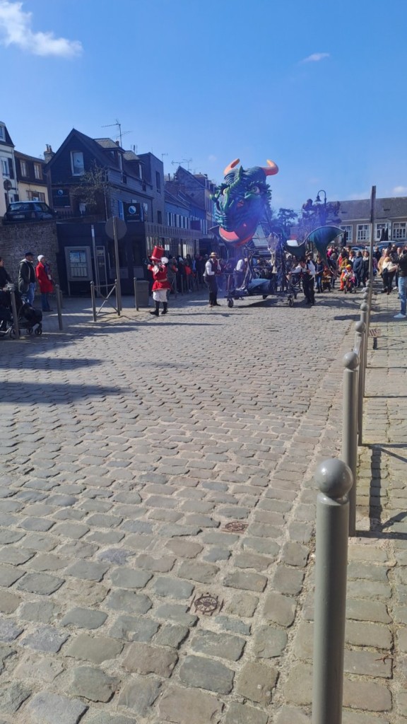A Saint Valéry sur somme, normalement c'est la fête des fleurs mais qu'un dragon !