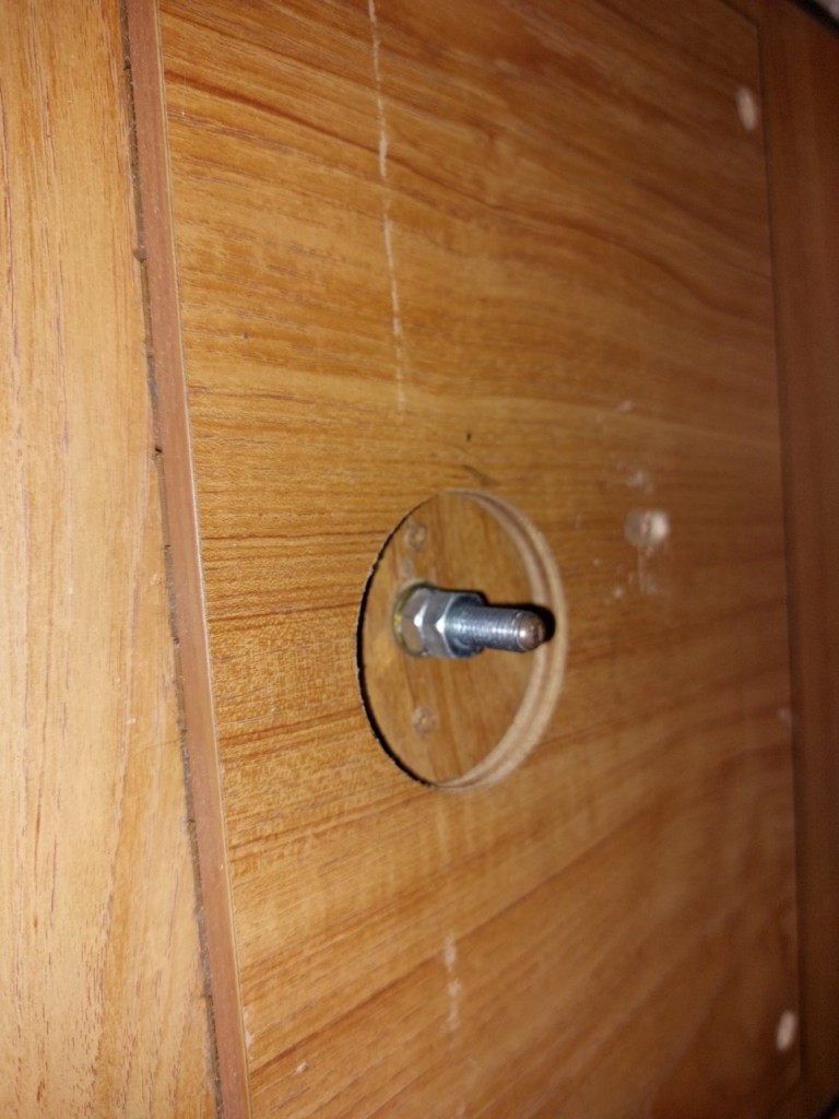 Le bouton tourne librement retenu par 2 écrous( on peut mettre une rondelle et un écrou frein)