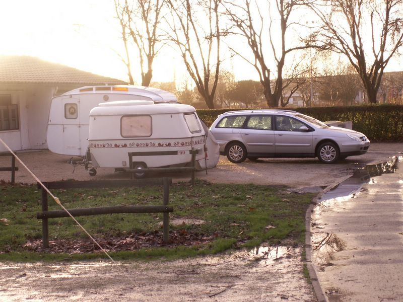 Installation de la Notin sur une partie sableuse du camping. Les emplacements sont trop boueux