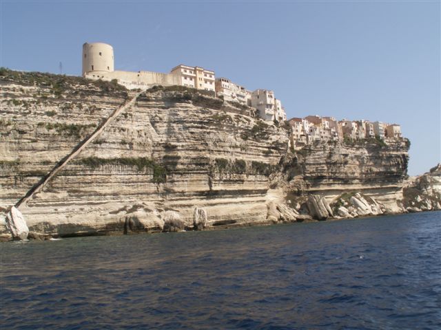 Escalier taillé dans la falaise conduisant à la source d'eau douce qui jaillit dans la mer.