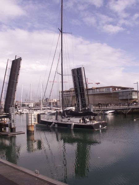 Avant l'aquarium, il faut passer par le pont levis, mais ...les bâteaux sont prioritaires et on doit attendre!