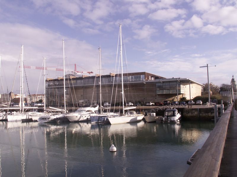 Vu de l'exterieur, l'aquarium est immense