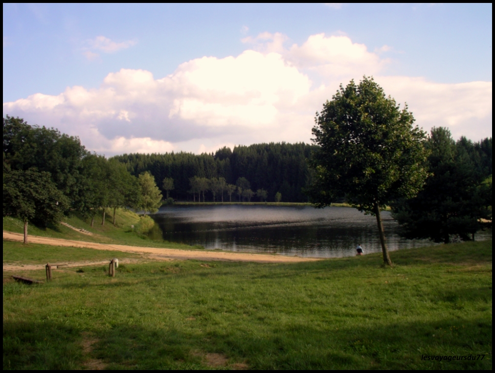 le lac sur les bords du camping