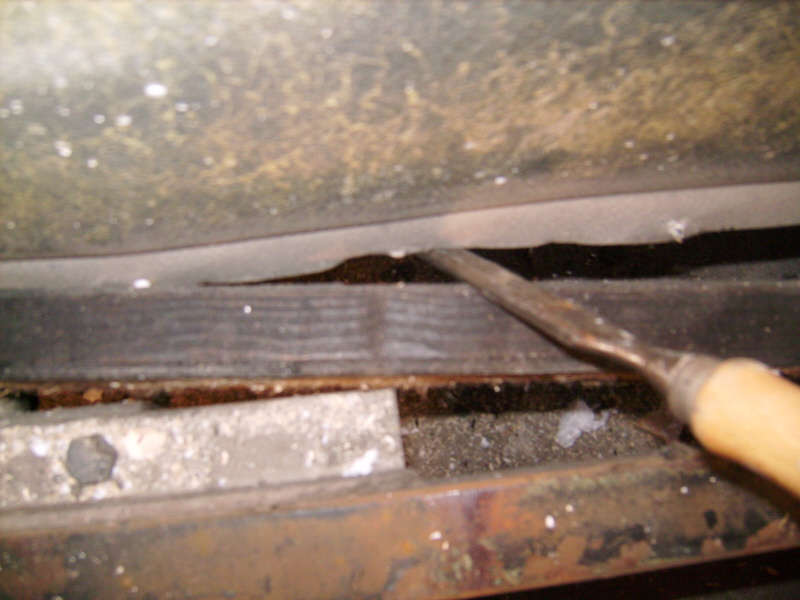 C'est assez délicat à enlever mais j'y suis arrivé doucement avec un ciseau à bois. Les petites pointes se sont enlevées assez facilement une fois que le ciseau est bien passé entre le bois et l'alu.