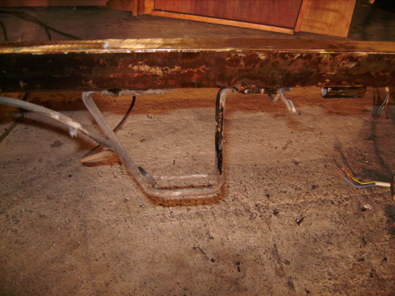 J'ai enlevé et poncé le support de roue de secours.