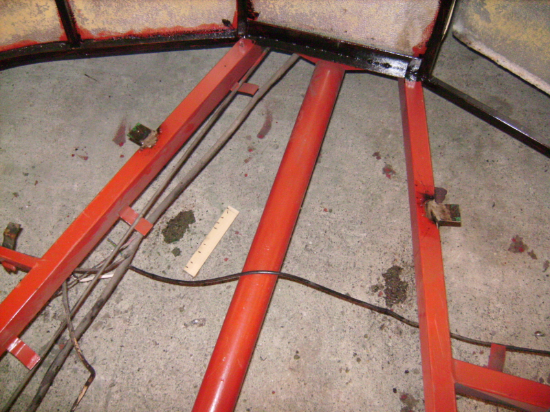 Le chassis passé à l'anti rouille. On peut voir les équerres que j'ai soudé pour une fixation par le dessous.