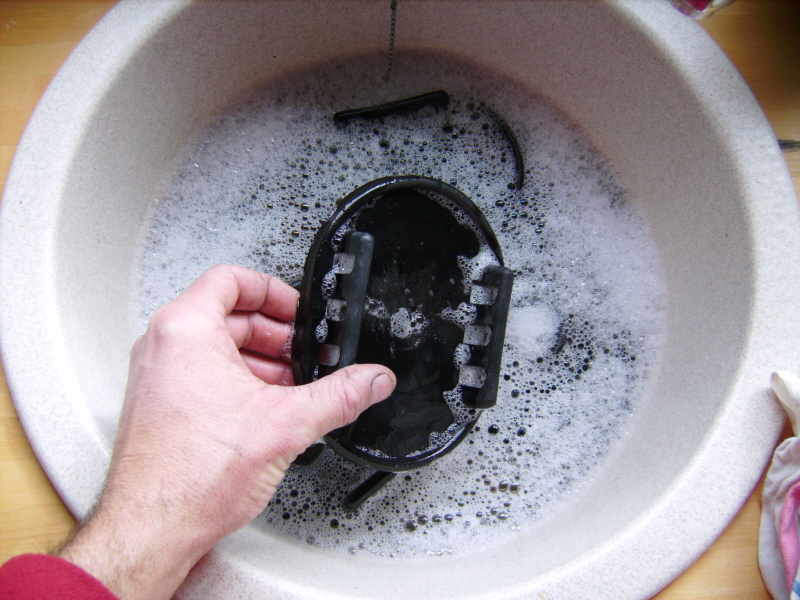 Entre deux couches de peinture je rentabilise le temps !<br />Lavage des supports de pieds