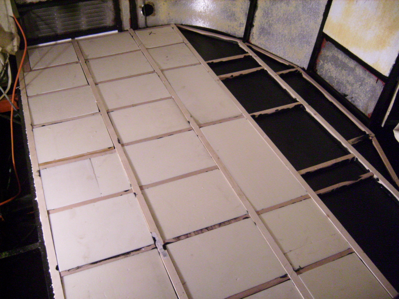 Comme il me restait un fond de peinture à bois microporeuse, j'en ai profité pour en donner un coup avant de poser l'isolant.