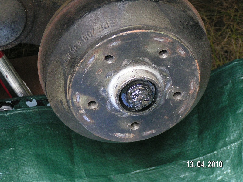 enlever le cache et tapotant avec un petit burin et un marteau, (gaffe à la graisse)