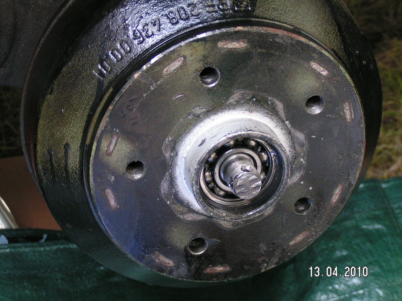 une fois nettoyé au pétrole, on y voit un peu plus clair...oh, un roulement à billes!