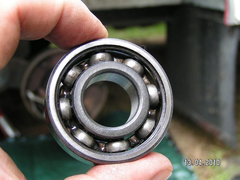 Voici le coupable enfin extrait de sa cage, les billes sont usées et il y a du jeu.