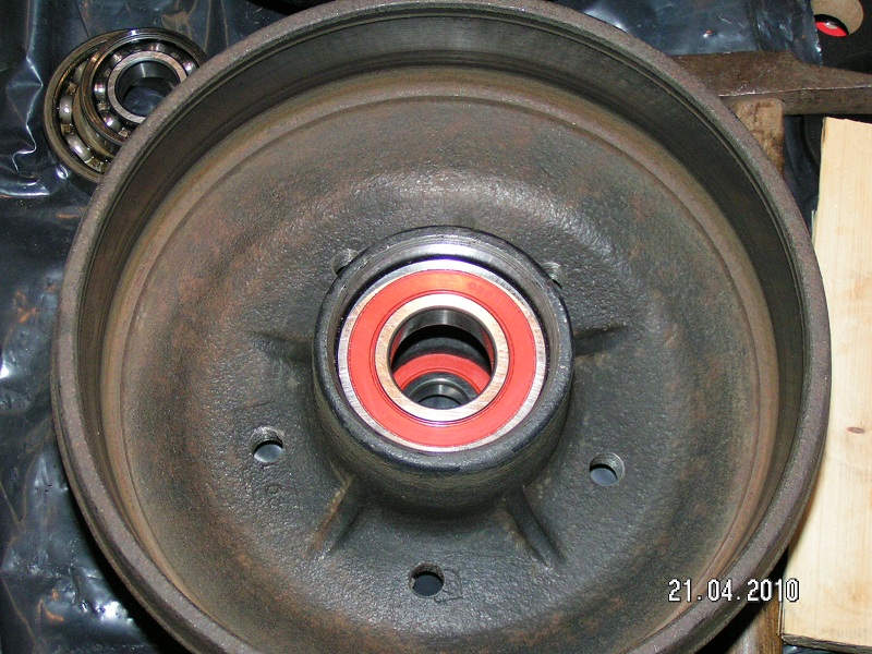 idem pour l'autre côté, vous pouvez utiliser le vieux roulement comme cale pour repoussez le neuf bien au fond de sa cage, ne tapez pas comme un sourd...