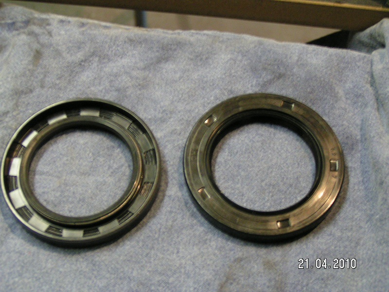 changer également les joint "spy" à double lèvres par des neufs, ces joints sont des joints en caoutchouc qui viennent au contact de la fusée assurer l'étanchéité et empêcher la poussière et les corps étrangers de rentrer dans le moyeu. Les 2 lèvres de ces joints sont maintenues en contact constant sur leur siège grâce à un ressort en forme d'anneau monté à l'intérieur