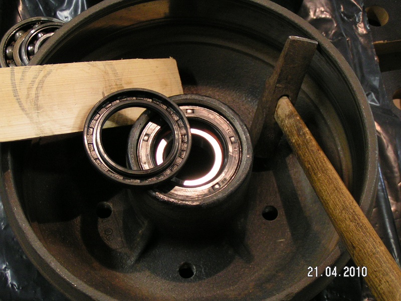 pour terminer la mise en place de ce joint spy, vous pouvez utiliser l'ancien joint que vous retournez dos à dos sur le nouveau, en tapotant au marteau sur l'ancien joint vous pourrez ainsi terminer la mise en place bien au fond de son logement sans abimer le nouveau joint.