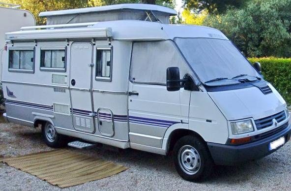 Véhicule Diesel compact avec un très bon comportement routier (10 L/100 km), passe partout.