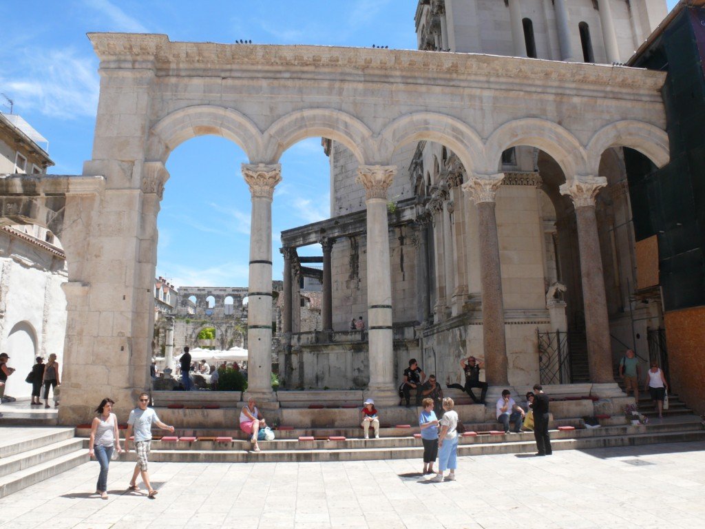 Split - Palais de Dioclétien  (péristyle_1).JPG