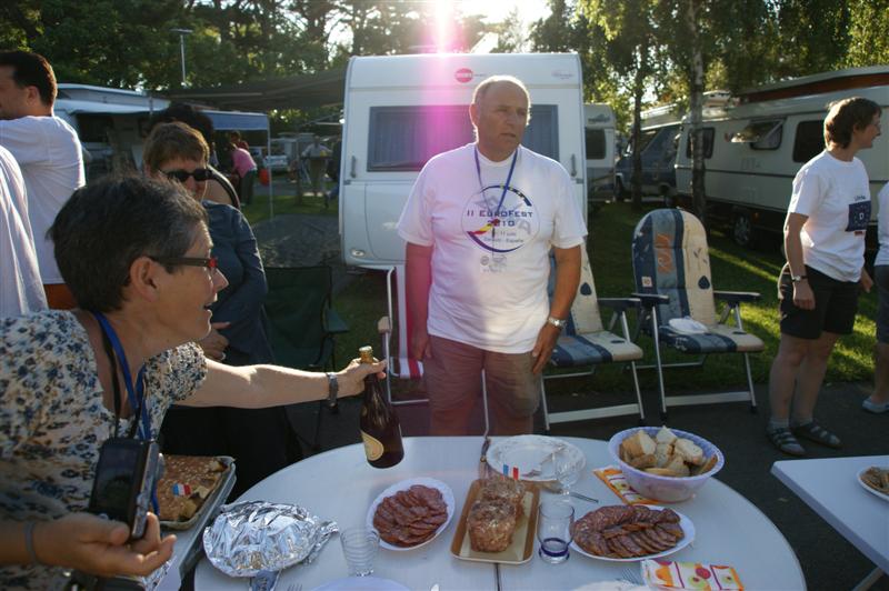 Denis : kika piqué la bouteille de muscadet ?<br />Martine : bon ok , je te la rend