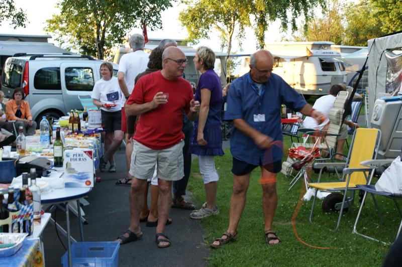 Bernard se bat avec un fil électrique