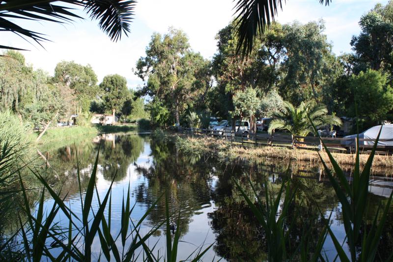 La rivière traverse le camping