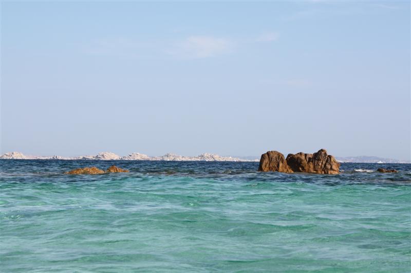 La superbe plage d'Esperone, face aux Iles Lavezzi. Laisser la voiture à N 41°22'36' - E 9°13'16", puis à pied (env.30mn) jusqu'à N 41°22'06" - E 9°12'52" et c'est le Paradis....