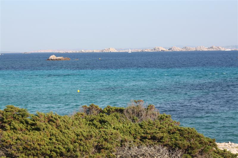 La superbe plage d'Esperone, face aux Iles Lavezzi. Laisser la voiture à N 41°22'36' - E 9°13'16", puis à pied (env.30mn) jusqu'à N 41°22'06" - E 9°12'52" et c'est le Paradis....
