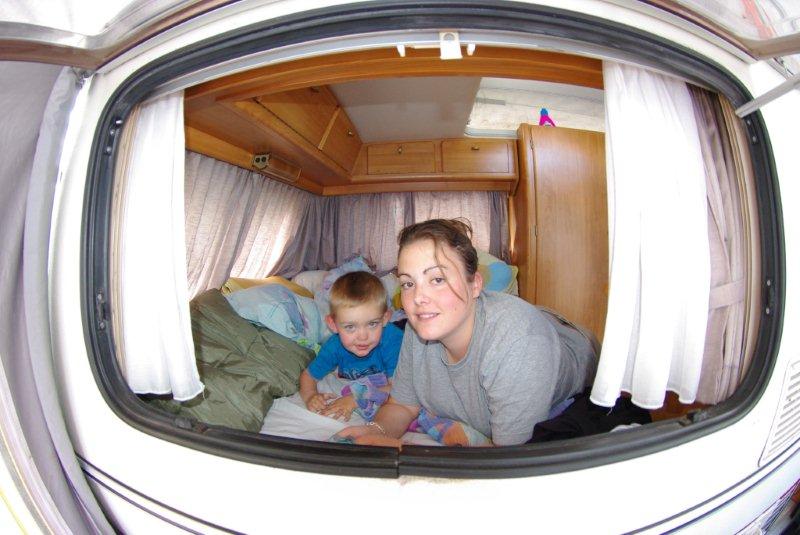 Notre fille et son neveu (notre petit fils) vont vite découvrir le confort de notre Eriba (photo suivante)