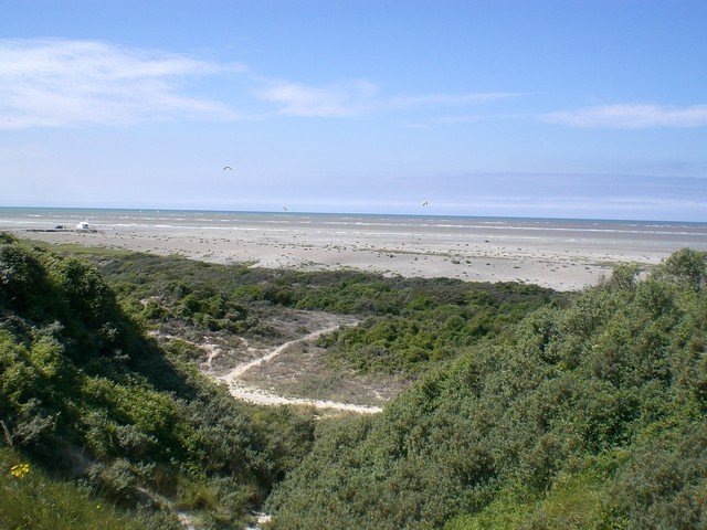 après les dunes, les galets et la plage