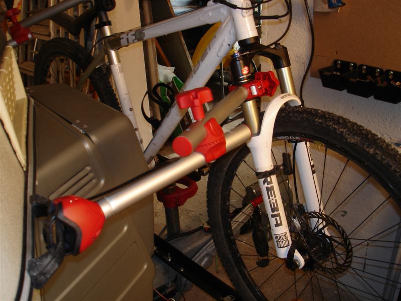 le bras articulé comporte une sangle d'un côté permettant sa fixation à la poignée de la Puck