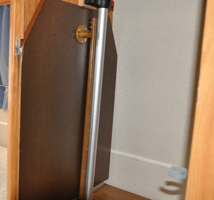 Table dans penderie.jpg