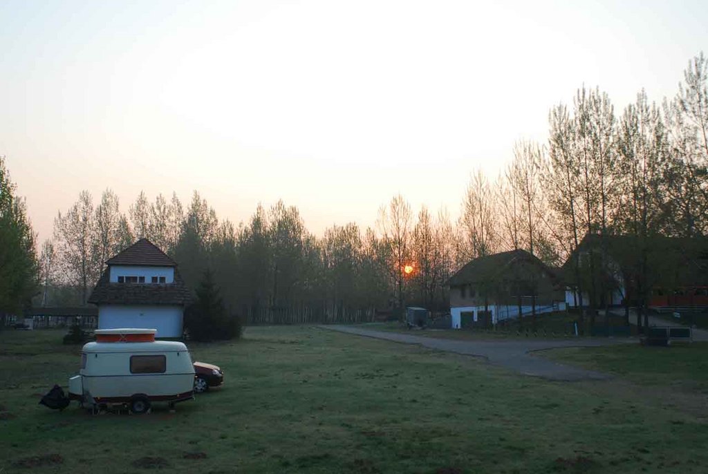 Retour de Roumanie à Paques 09, arrêt dans l'est de la Hongrie, à Debrecen. Le camping est fermé...on se retrouve alors dans un camp de loisirs avec un hotel au milieu. Seuls la nuit, attaque de câfards volants (de la taille de gambas) à la tombée du jour, photo prise au lever du soleil qd les oiseaux s'eveillent, que l'humidité de la nuit active les odeurs du jour naissant et que j'ai une p. d'envie de faire pipi, le jet du poète?