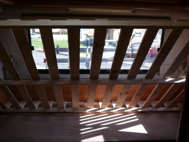 .... qui se relève pour accéder aux coffres et en rajouter un au centre, prochaine étape. Au fond sous la fenêtre, une vingtaine de cm fixe pour l'épaisseur du matelas pendant le relevage<br />.