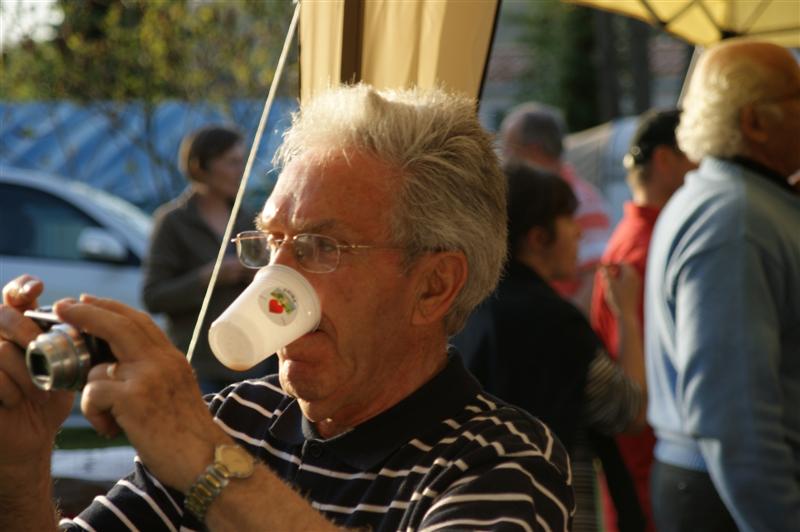 ch'ti campeur jouant au paparazzi , planqué derrière son gobelet...