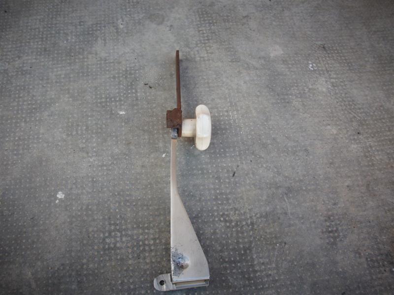 le support du toit rafistolé avec une barre de fer repercée et ressoudée