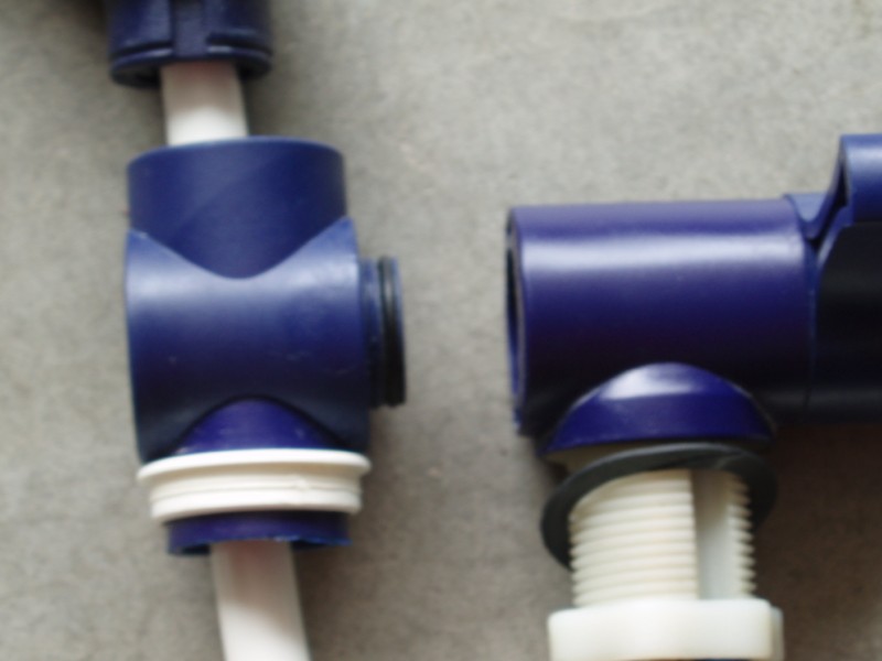 Les 2 parties sont reliées et tiennent avec ce joint torique . J'ai l'impression qu'il manque qq chose !