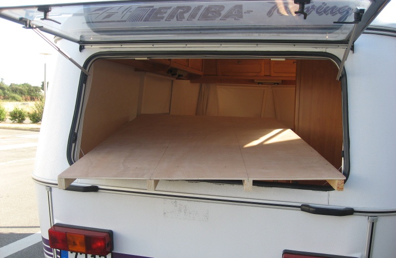 Passage par la fenêtre arrière. Les renforts sont cloués et collés.